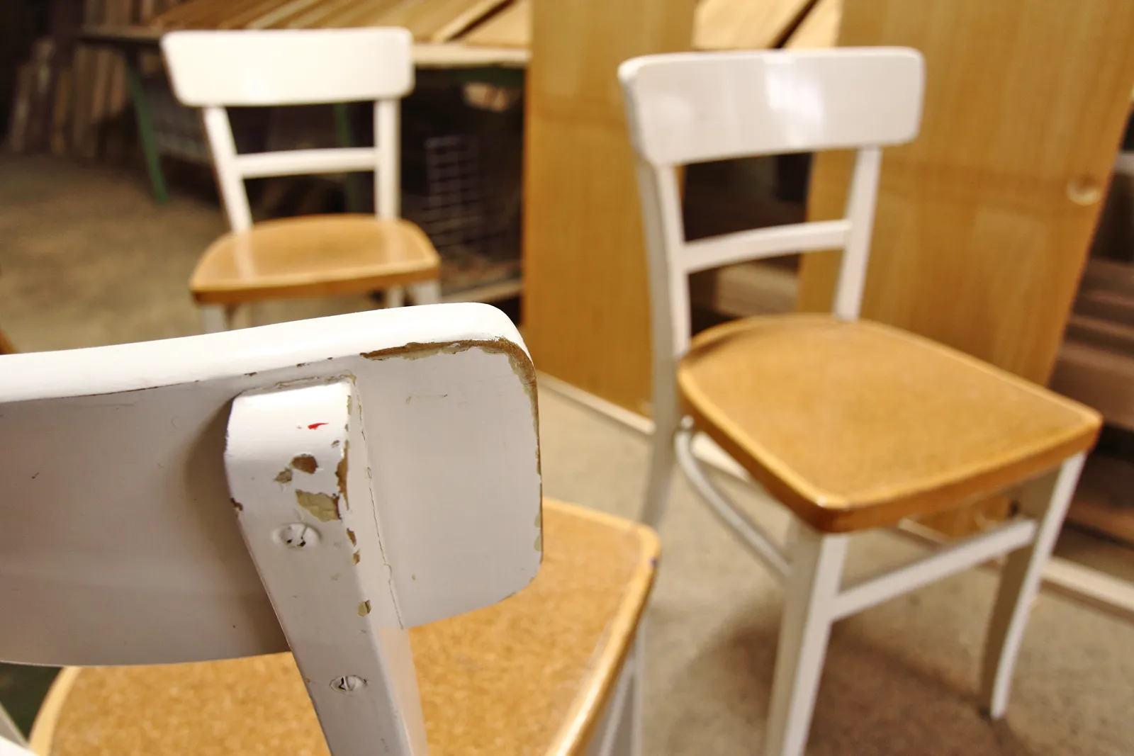 alte Stühle mit beschädigtem lack