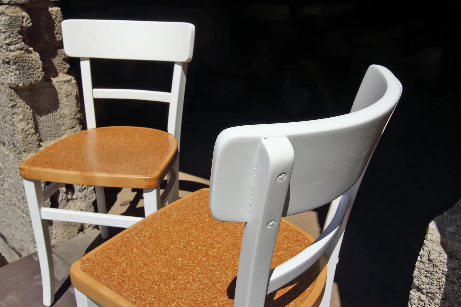 reparierte Stühle mit neuer Lackierung