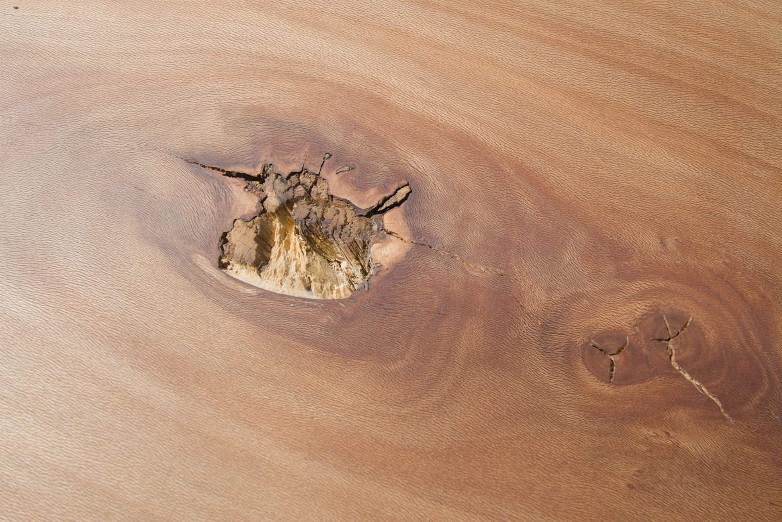 Breite Tischplatte aus rötlicher Platane.